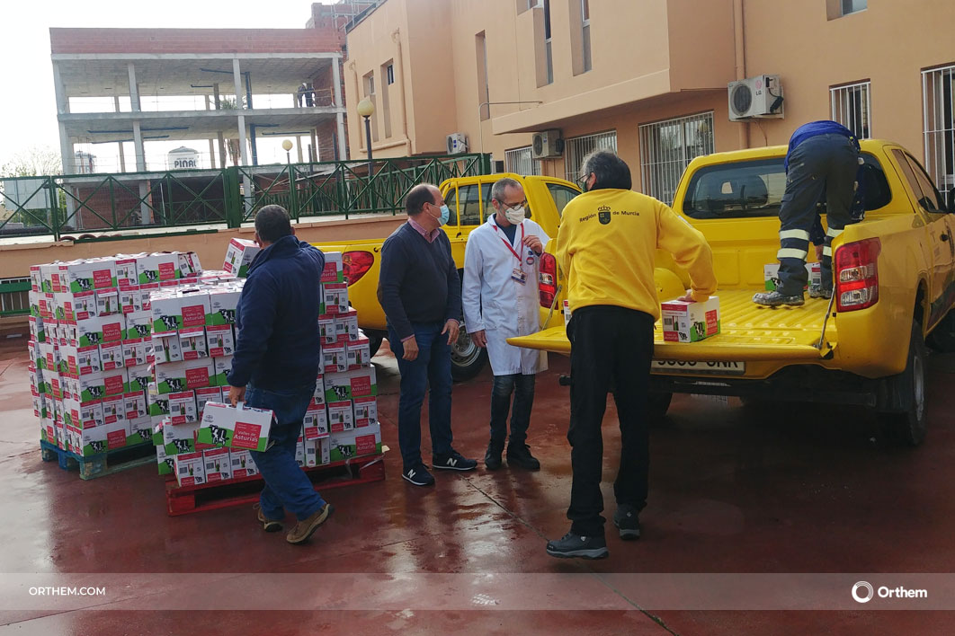 Orthem reparte 5 toneladas de leche entre Cáritas, Jesús Abandonado y el Banco de Alimentos de Murcia