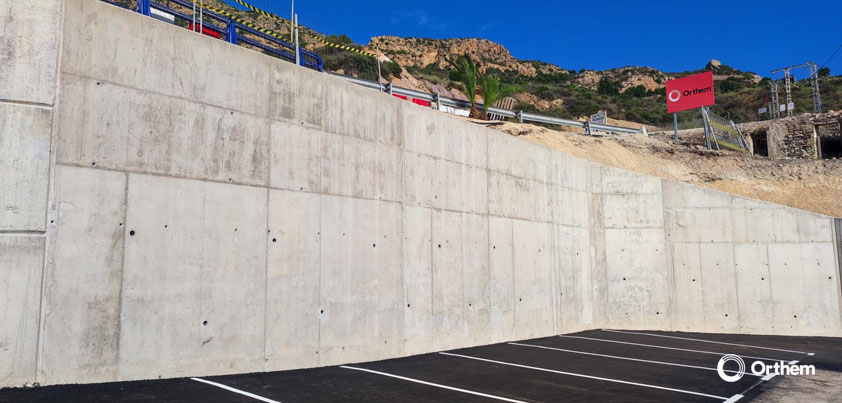 Orthem construye un muro de contención en Cala Cortina para mejorar la seguridad de peatones y vehículos