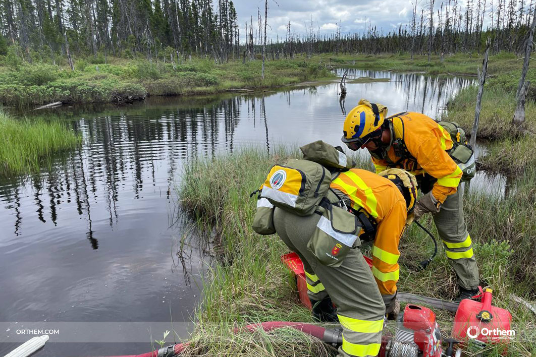Los bomberos forestales de la Región de Murcia desplegados en Canadá luchan contra un incendio que afecta a cerca de 40.000 hectáreas