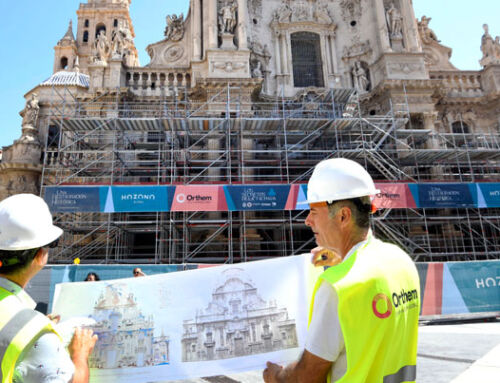 El andamio para la restauración de la Catedral de Murcia ya cubre cerca de la mitad del imafronte