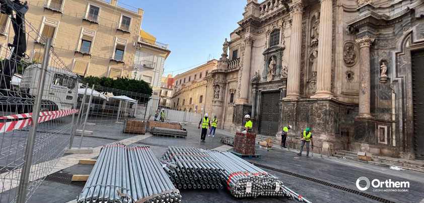 Orthem comienza el montaje del andamio para las obras de restauración de la fachada de la Catedral de Murcia