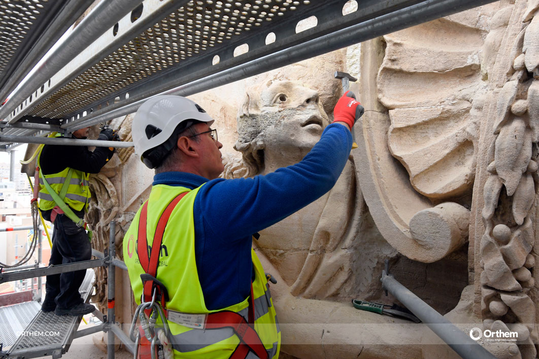 Las obras de restauración de la fachada de la Catedral de Murcia comienzan a desvelar su aspecto original
