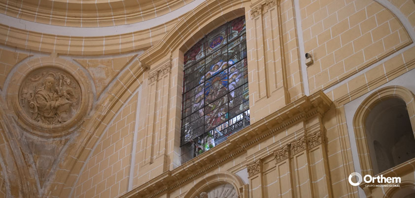 Las vidrieras del imafronte de la Catedral de Murcia vuelven tras su restauración