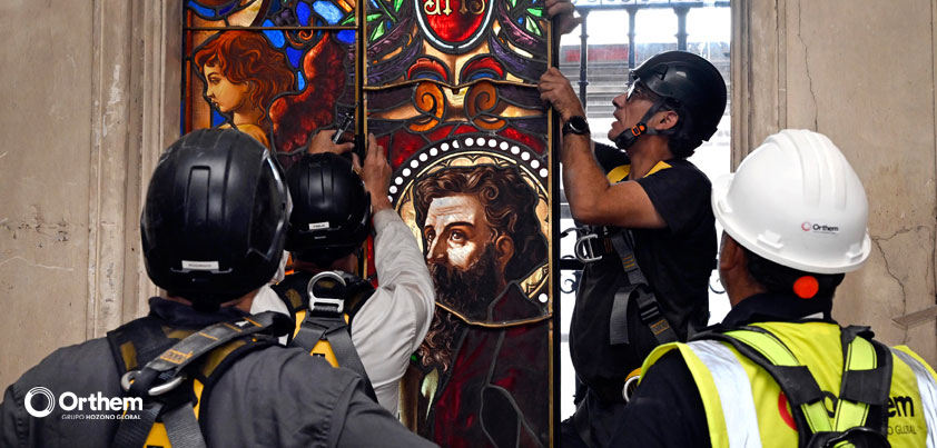 La luz vuelve al interior de la Catedral de Murcia con la instalación de las vidrieras del imafronte