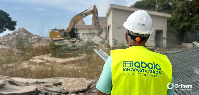 Comienzan las obras de rehabilitación del edificio de la Fábrica de Hielo con el derribo del Grupo de Empresas de las Salinas